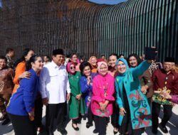 Joyful Moment: Prabowo Subianto Takes a Selfie with Iriana and Mothers at IKN