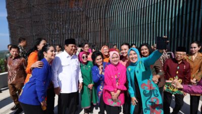 Joyful Moment: Prabowo Subianto Takes a Selfie with Iriana and Mothers at IKN