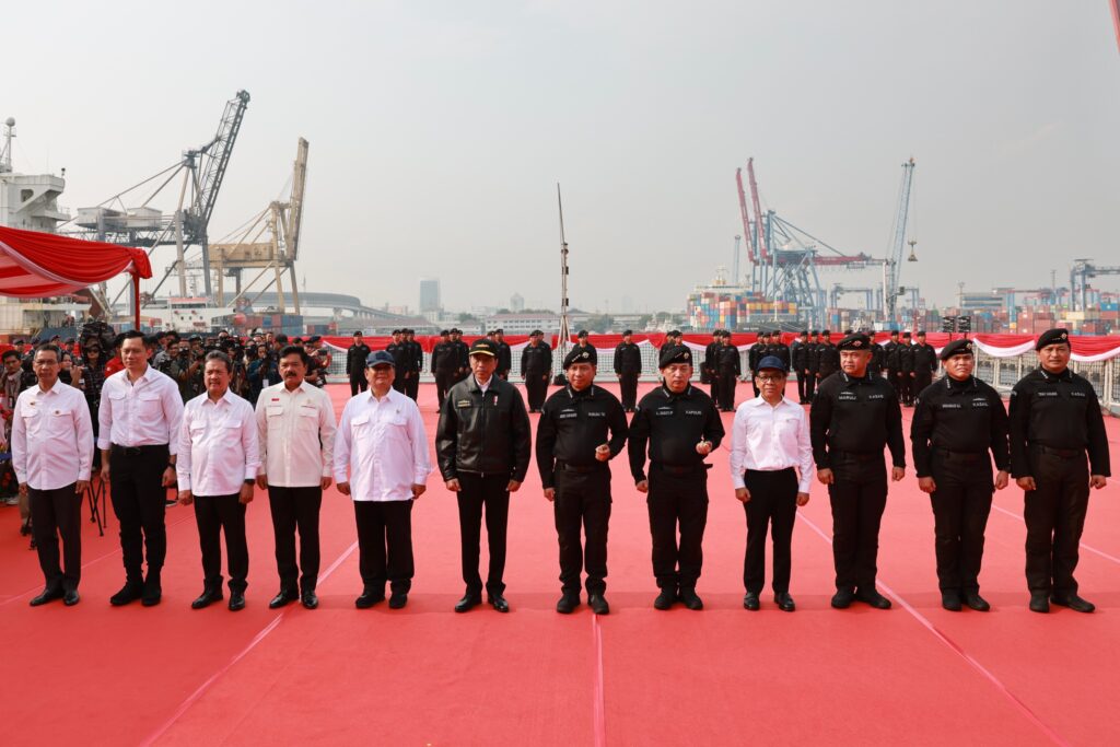 Kapal Perang Membawa Pesan bagi Jokowi dan Prabowo