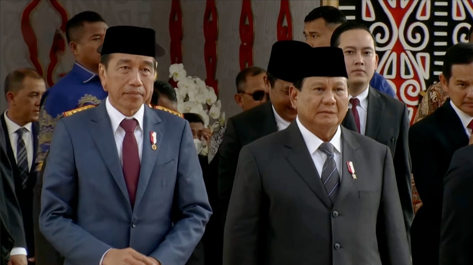 Prabowo Subianto and Jokowi Appear Together in Presidential Car at Swearing-In Ceremony for Newly Elected DPR Members