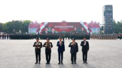 Jokowi dan Prabowo Subianto Berjalan Bersama di Jeep Pindad untuk Memeriksa Pasukan dalam Upacara Keamanan Pelantikan Presiden