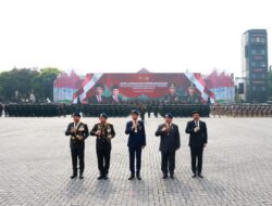 Jokowi dan Prabowo Subianto Berjalan Bersama di Jeep Pindad untuk Memeriksa Pasukan dalam Upacara Keamanan Pelantikan Presiden