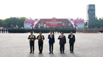 Jokowi dan Prabowo Subianto Berjalan Bersama di Jeep Pindad untuk Memeriksa Pasukan dalam Upacara Keamanan Pelantikan Presiden