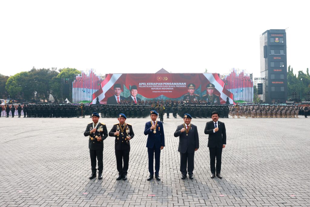 Jokowi dan Prabowo Subianto Berjalan Bersama di Jeep Pindad untuk Memeriksa Pasukan dalam Upacara Keamanan Pelantikan Presiden