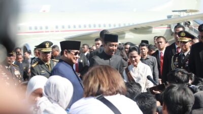 Prabowo Subianto escorts Jokowi to Halim, offers best wishes for his future