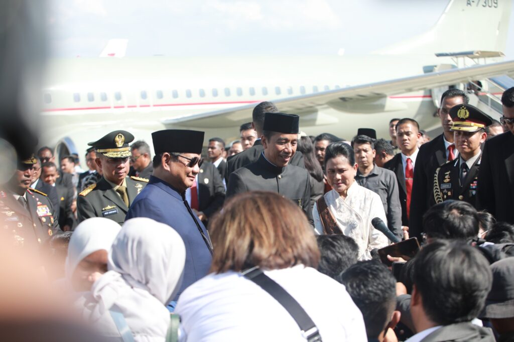 Prabowo Subianto escorts Jokowi to Halim, offers best wishes for his future