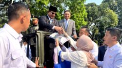 Citizens’ Tears of Joy and Prayers as They Meet Prabowo Subianto: “I Finally Got His Autograph”