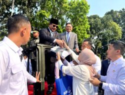 Citizens’ Tears of Joy and Prayers as They Meet Prabowo Subianto: “I Finally Got His Autograph”