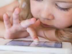 Komdigi Wajibkan Verifikasi Usia di Medsos Untuk Perlindungan Anak