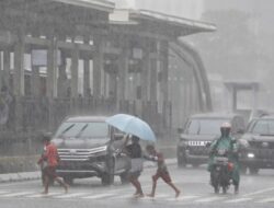 Penyebab Hujan Bulan Agustus: BMKG Bongkar Pemicunya