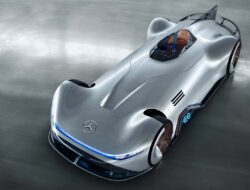 Review Silver Arrow Mercedes 750 HP: Legenda Kecepatan!