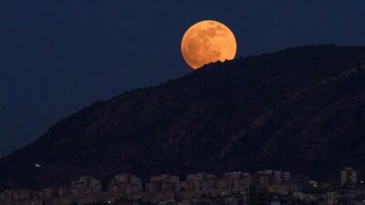 Mengapa Bulan Menjadi Merah Saat Gerhana Total?